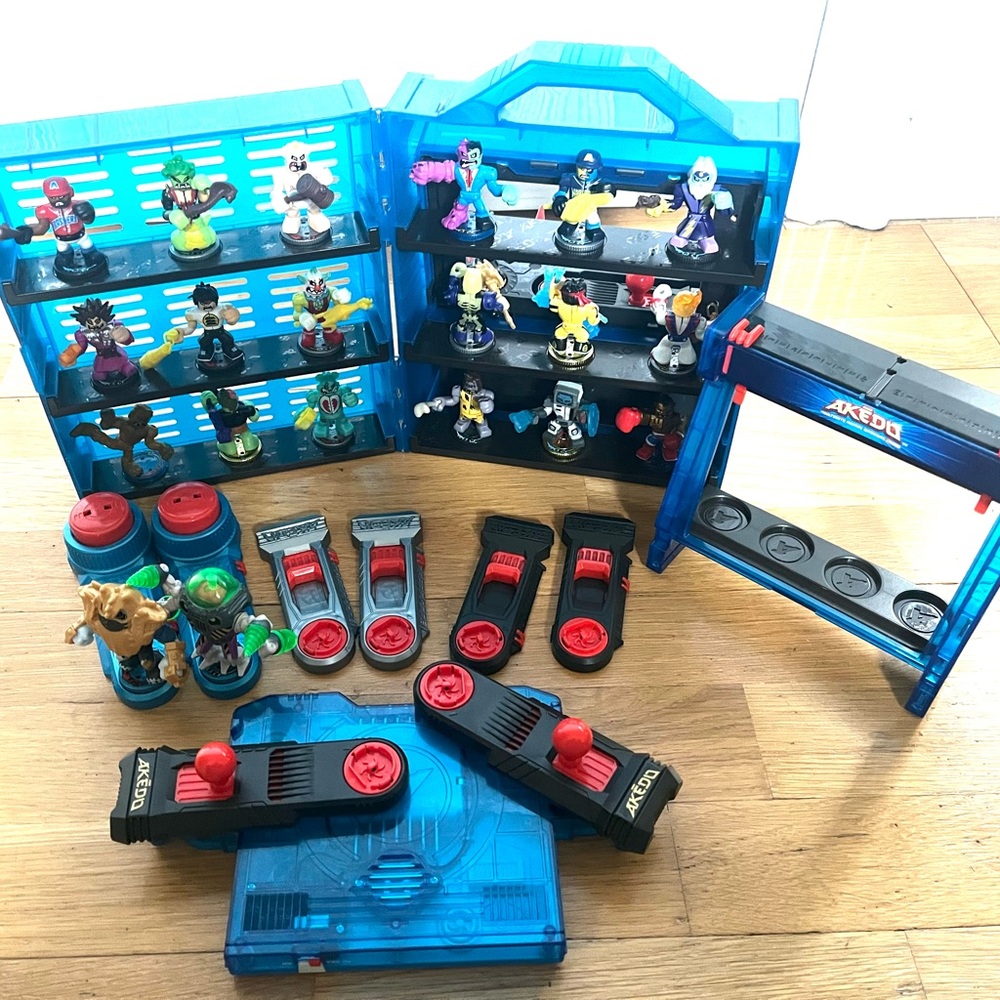 Akedo Ultimate Warriors Lot 21 Figures Controllers Battle Arena Arcade  Case - Picture 2 of 5